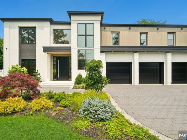 24 Carol Dr, Englewood Cliffs, NJ 07632