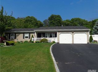 3 Foxhill Pl, Selden, NY 11784
