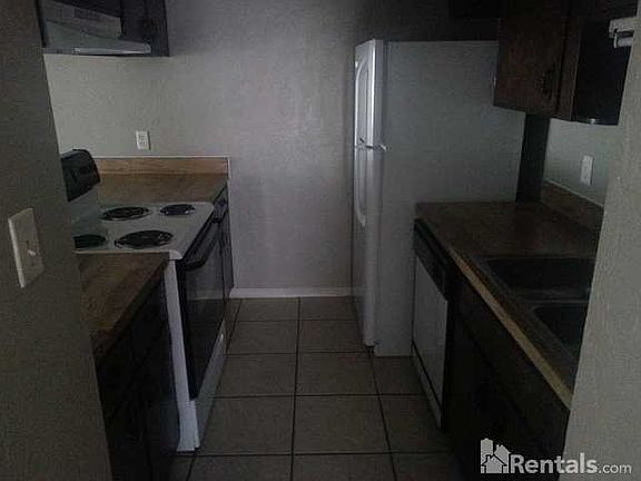 4th image of 2008 Bradford Ct APT A