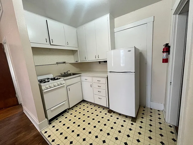 409 N. Cascade Avenue — Photo 6