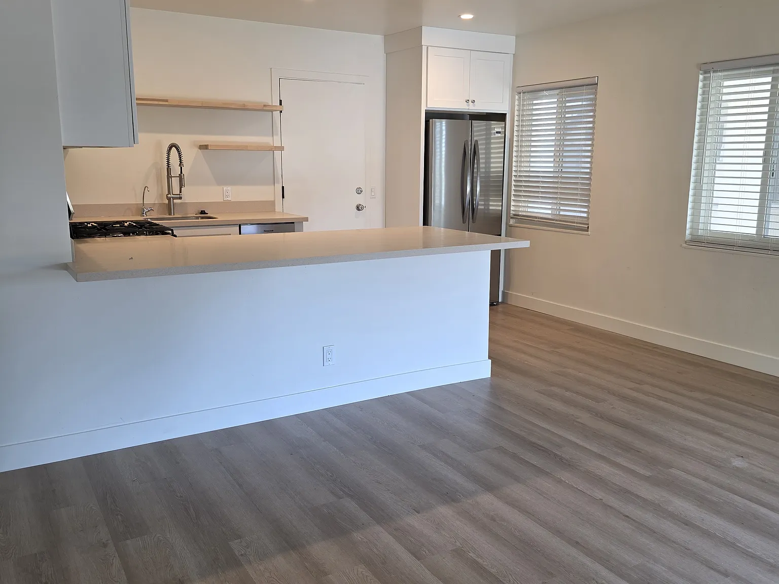 2 bed, 706 sqft, $3,350 — Photo 2