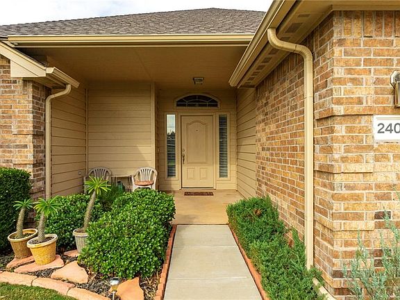 4th image of 2405 Vintage Park Ln