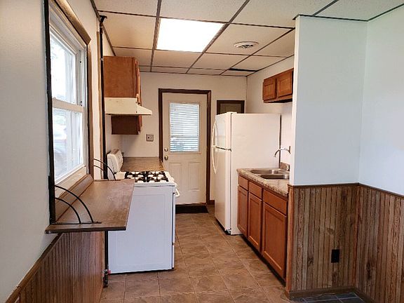 3rd image of 1222 Garden Ln