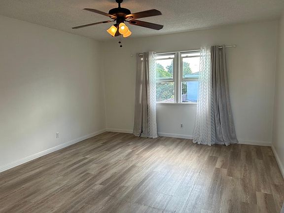 Living Room w/ ceiling fan