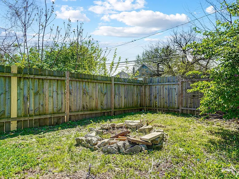 147 Whitethorne Ave — Photo 34