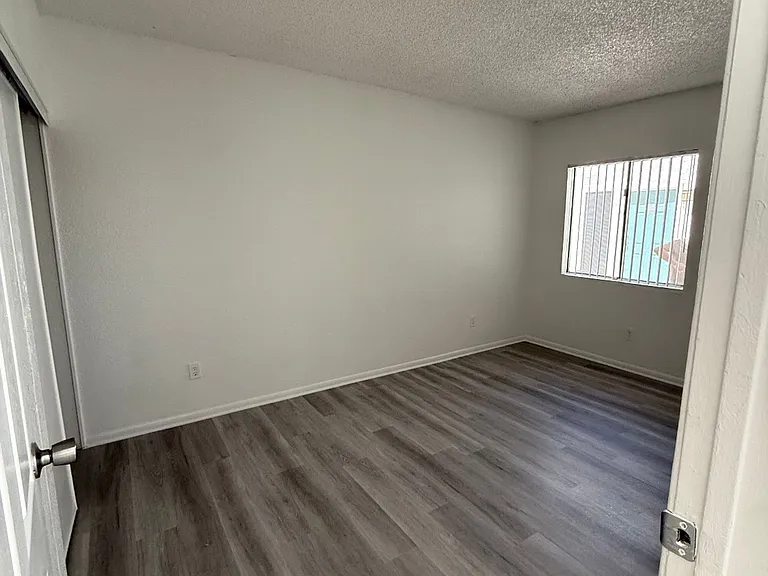 Desert Wind Apartments — Photo 12