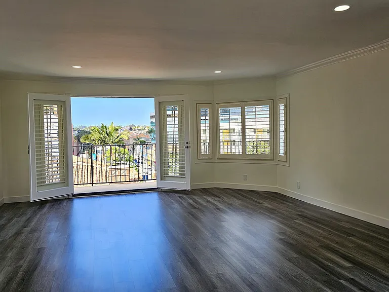Lindbrook Manor Apartments — Photo 52