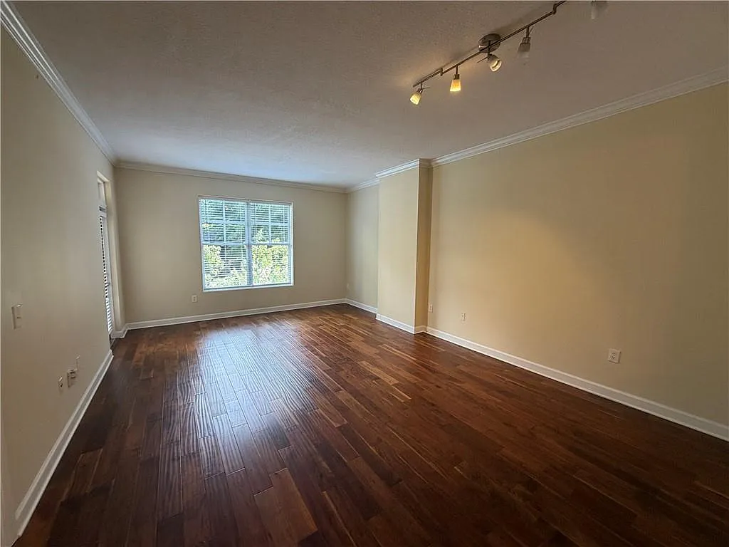 1 bed, 1.0 bath, 764 sqft, $1,900 — Photo 2