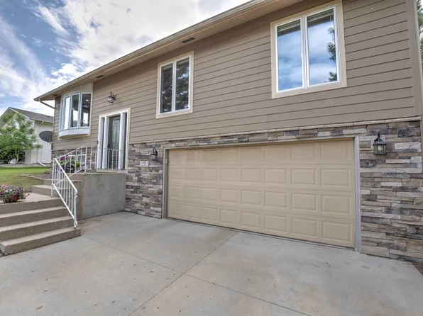 5 Glacial Ct, Minot, ND 58703
