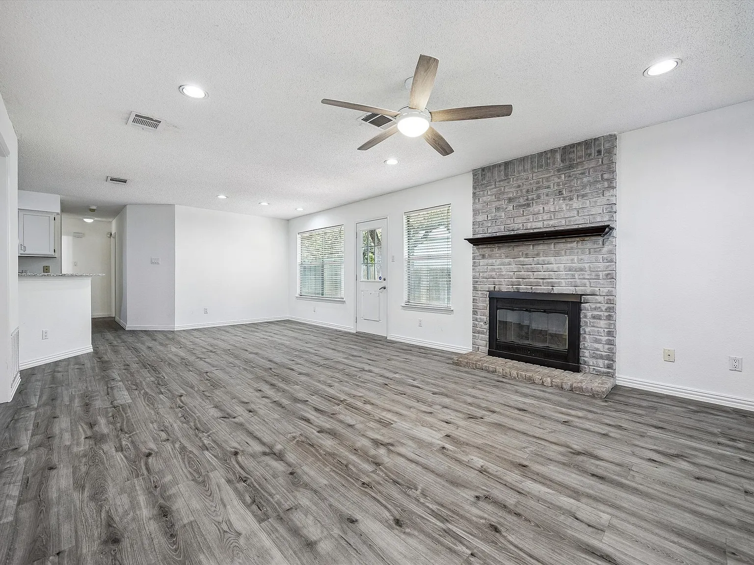 3 bed, 1267 sqft, $1,995 — Photo 2