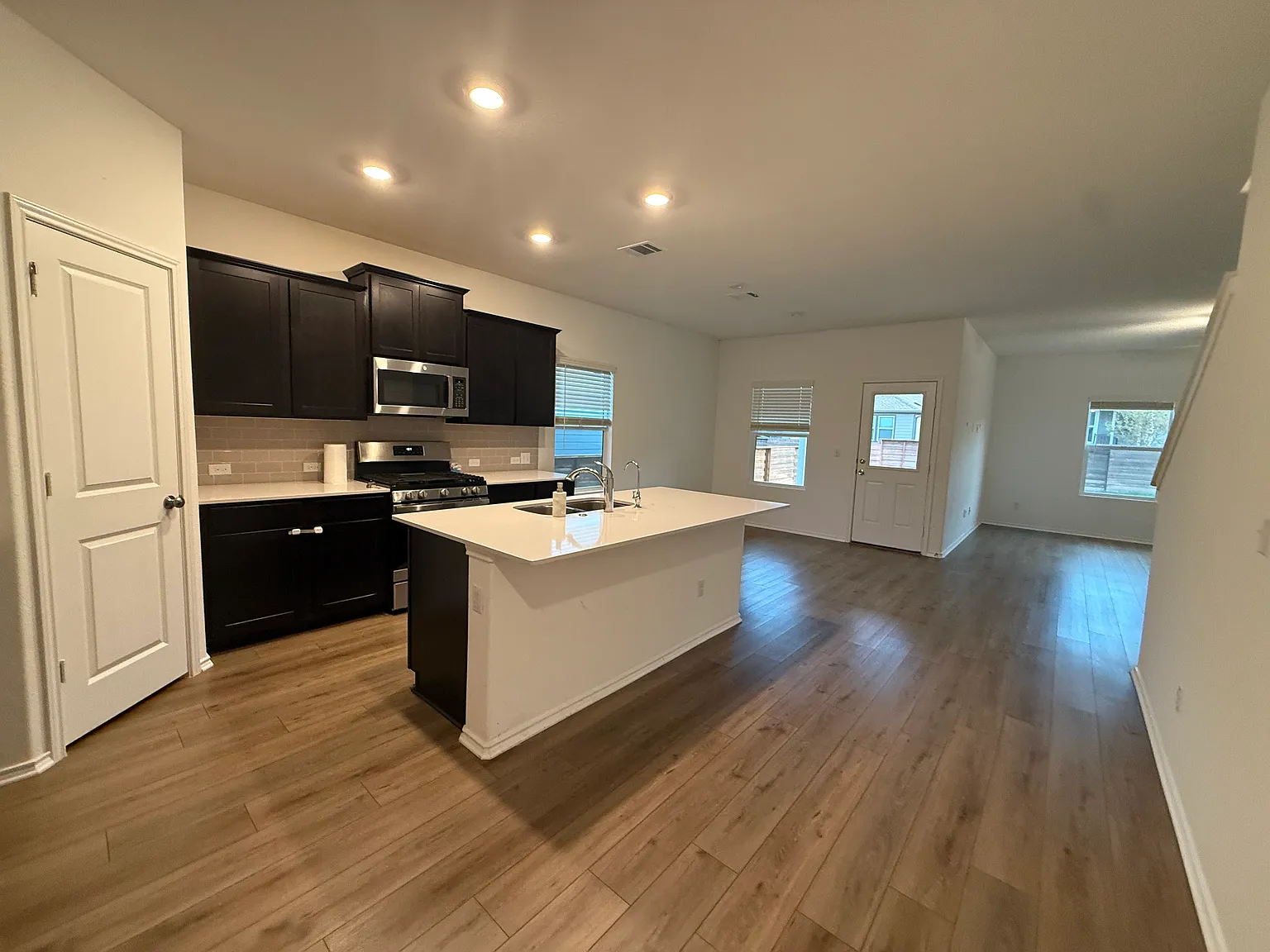 4 bed, 2.5 bath, 2468 sqft, $2,595 — Photo 3