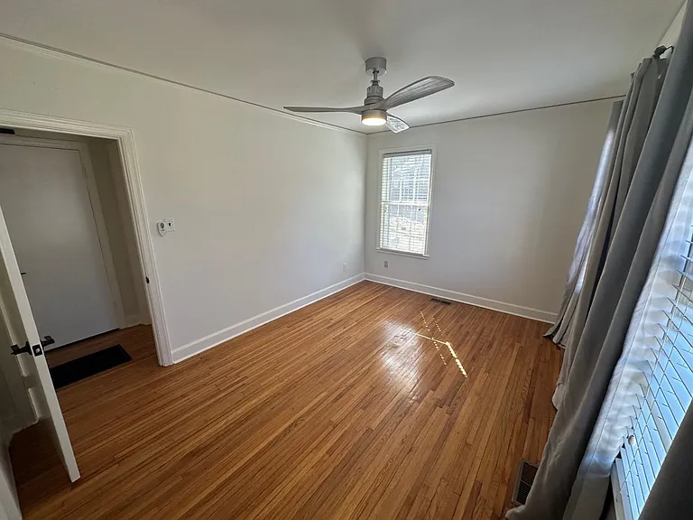 3834 Kenwood Ave — Photo 7