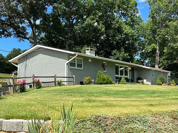 2nd image of 301 Whispering Hills Dr