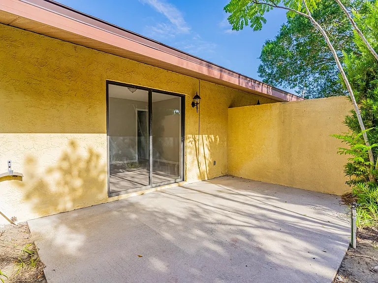 145 E Towne Pl — Photo 18