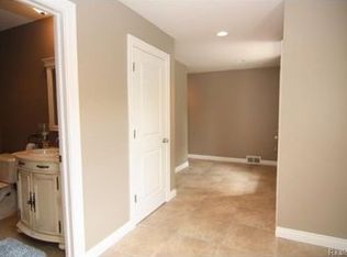 1120 Roslyn Rd, Grosse Pointe Woods, MI 48236