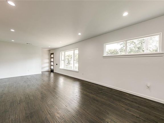 3rd image of 2851 Woodmere Dr