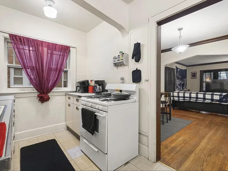 1930 Douglas St #4 — Photo 8