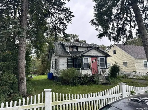 45 E Smith Street, Amityville, NY 11701