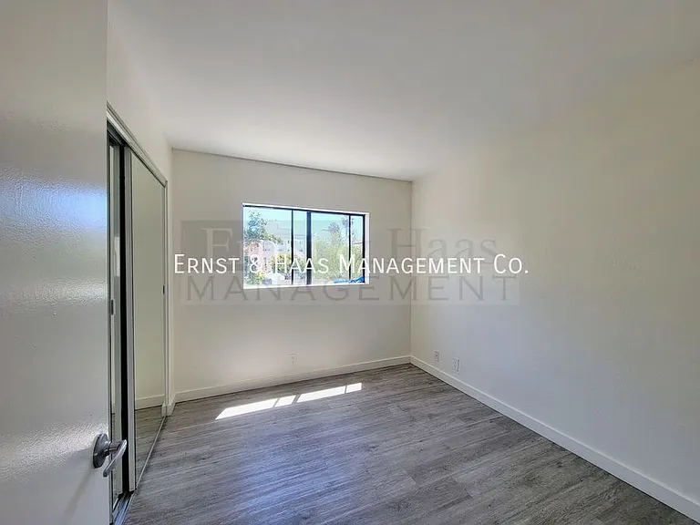 411 W 4th St #3 — Photo 14