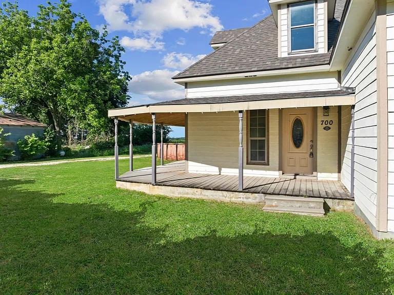 700 Harrel Ave — Photo 2