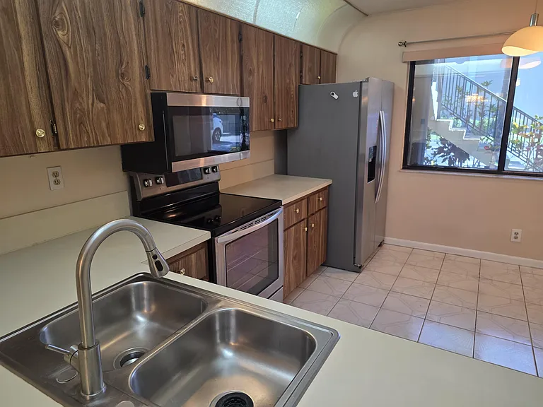170 SE 7th St #301 — Photo 8