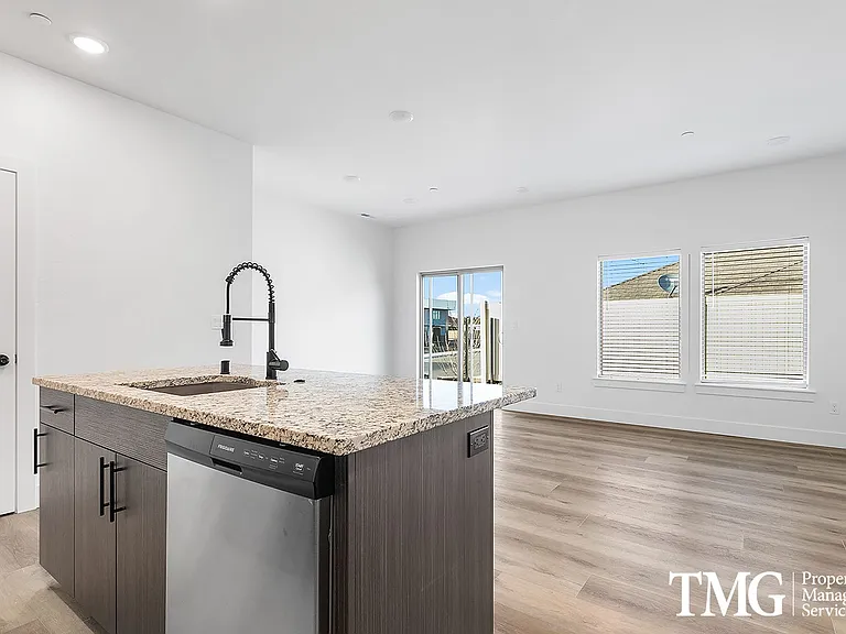 Vintage Park Townhomes — Photo 8