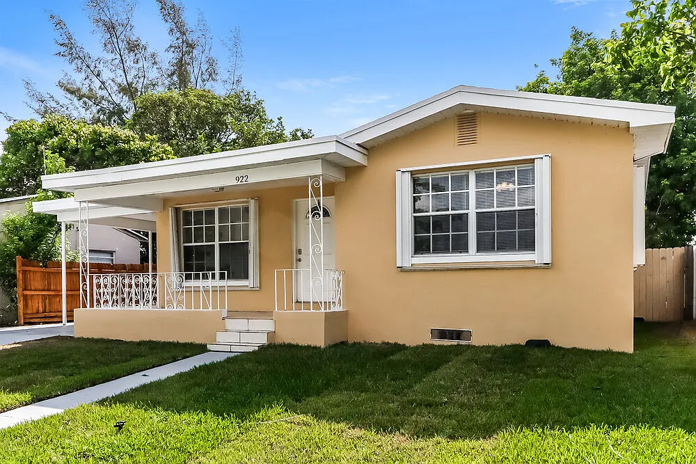 3 bed, 1.0 bath, 1199 sqft, $2,105 — Photo 3
