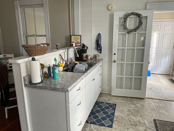 4th image of 551 Roanoke Blvd