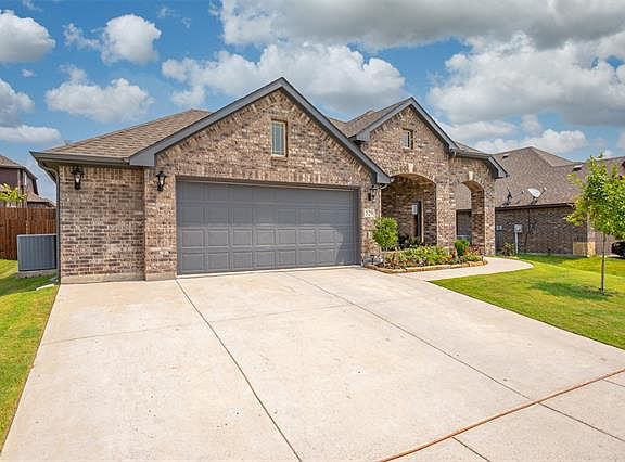 2nd image of 529 Willow Ln