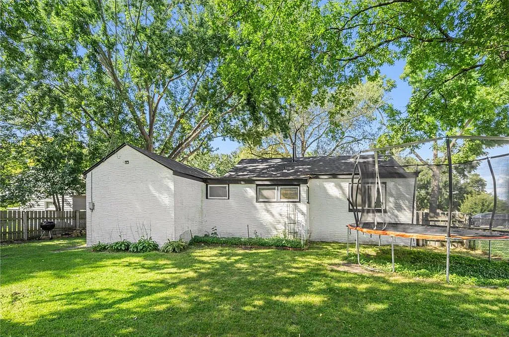 3 bed, 794 sqft, $2,300 — Photo 3