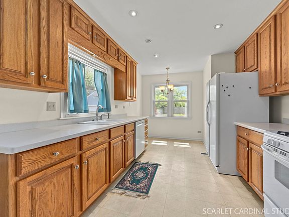3rd image of 275 E Division St