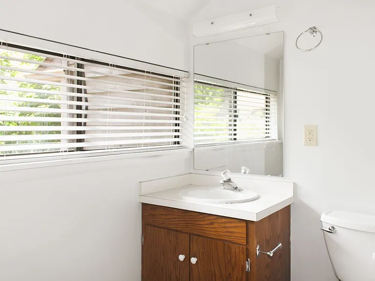 124 Blithe Ct — Photo 9