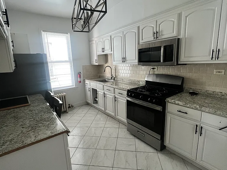 Beach Ave — Photo 1