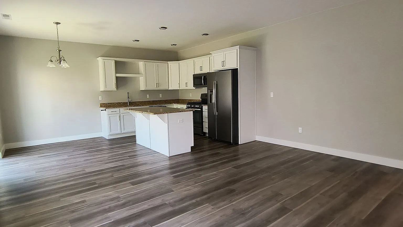 3 Bedroom 2.5 Bath Condo w/2 Car Garage — Photo 2