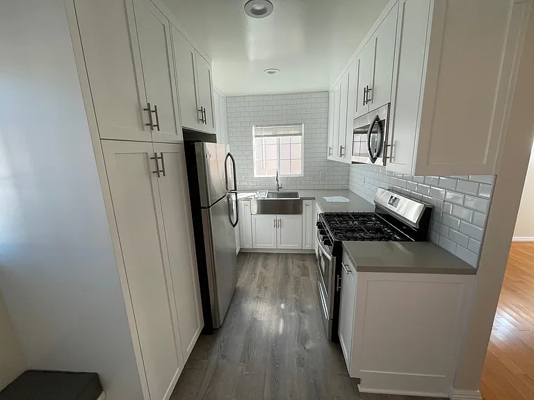 1433 Yale St #E — Photo 8