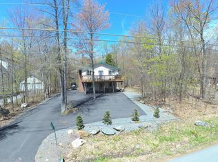 347 Maxatawny Dr, Pocono Lake, PA