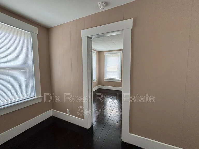 123 N Miami St — Photo 16