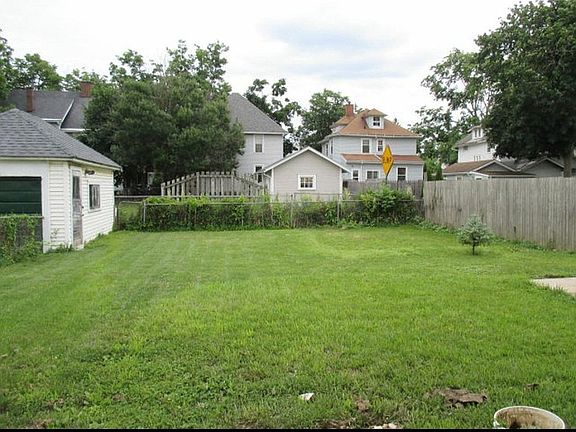 3rd image of 616 Cherry St