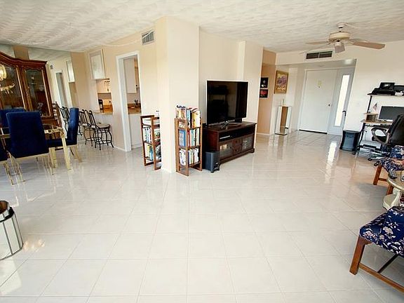 3rd image of 19451 Gulf Blvd #Penthouse 3