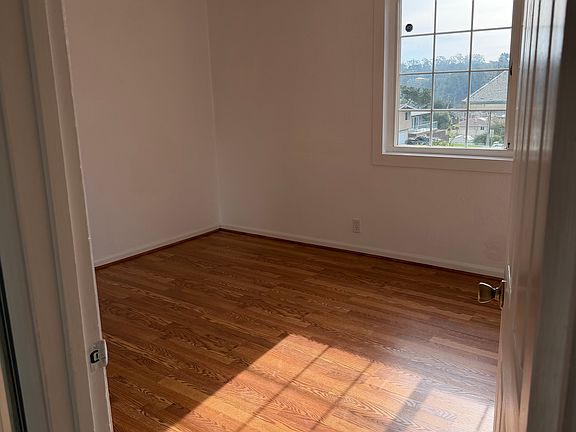 3rd image of 3255 Oakmont Dr Room 2