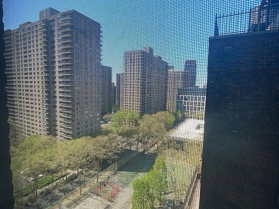 4th image of 200 W 70th St #4T