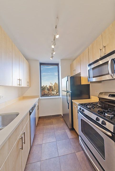 1st image of 520 W 43rd St APT 33C