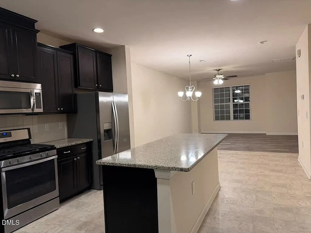 4 bed, 3.5 bath, 1700 sqft, $1,895 — Photo 3
