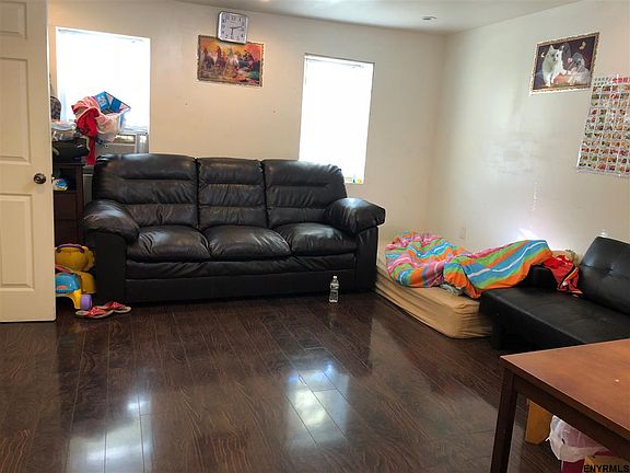 4th image of 240 Ontario St