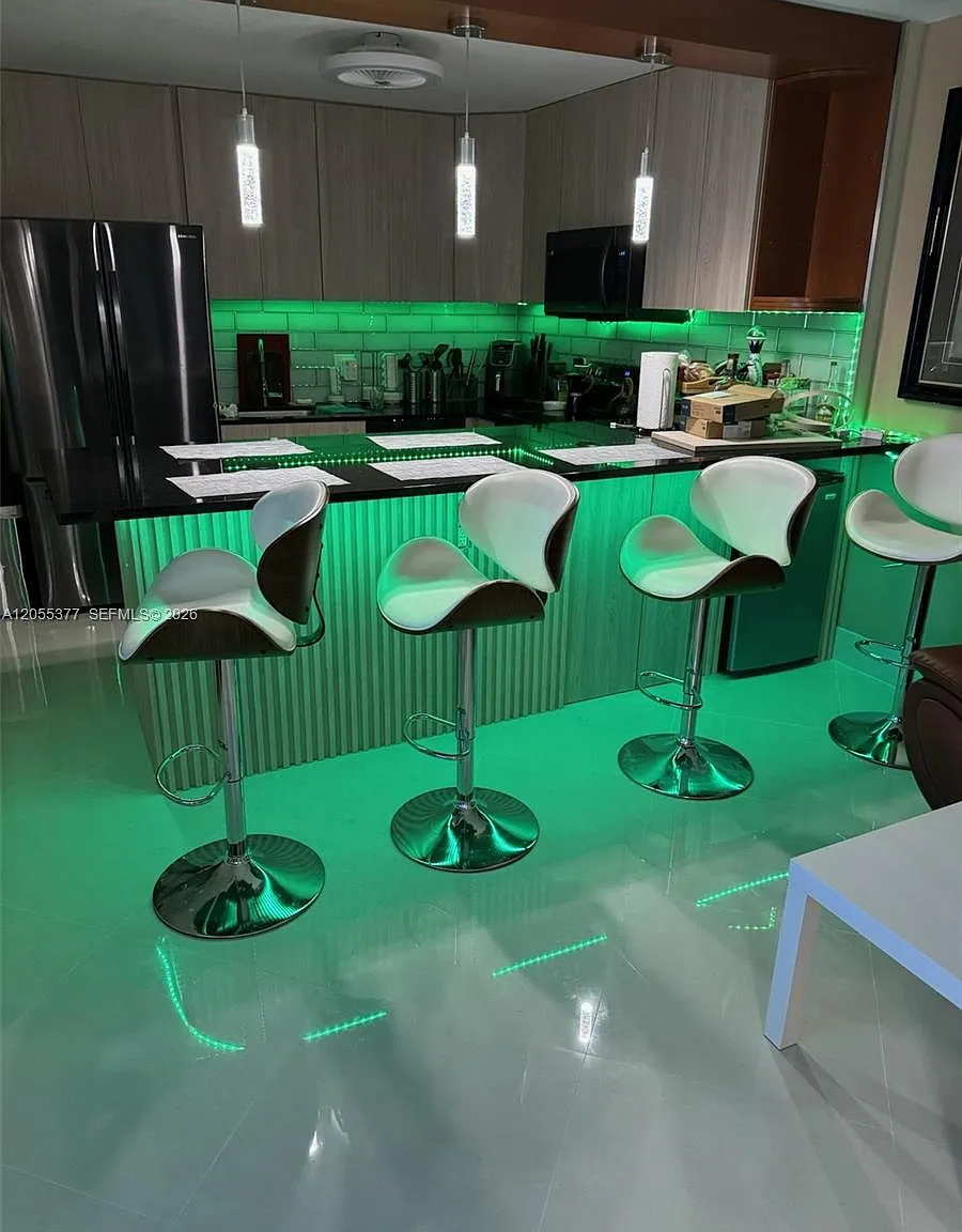 Admirals Port Condo West — Photo 1