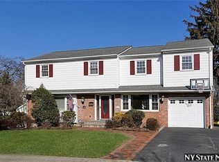 11 Linden St, Rockville Centre, NY 11570