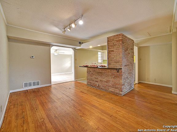 4th image of 126 Northaven St