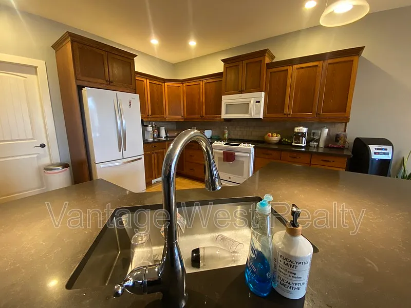 3 bed, 3.0 bath, 2390 sqft, $2,950 — Photo 2