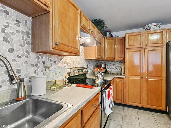 4th image of 32 Washington Pl E