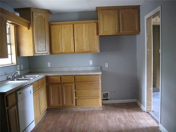 3rd image of 1048 Mulberry St